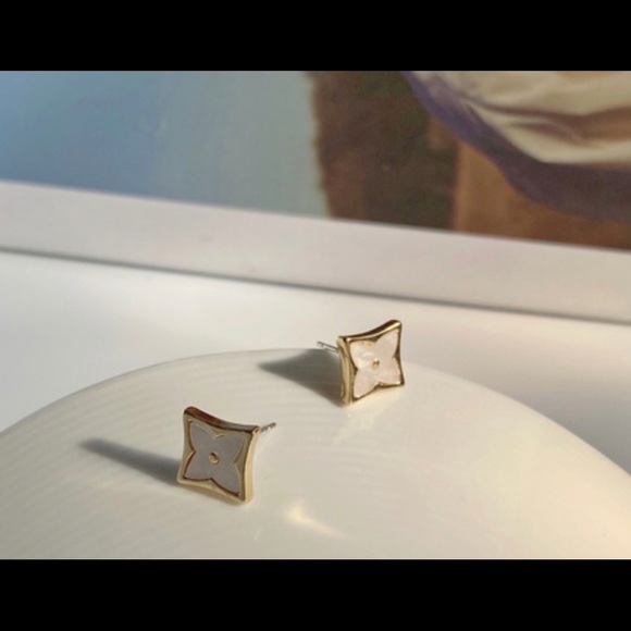 NWT Beautiful Earrings 925 silver posts - Picture 2 of 2